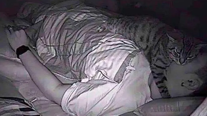 Man plaatst camera omdat hij ’s nachts geen adem krijgt, ontdekt dan waarom