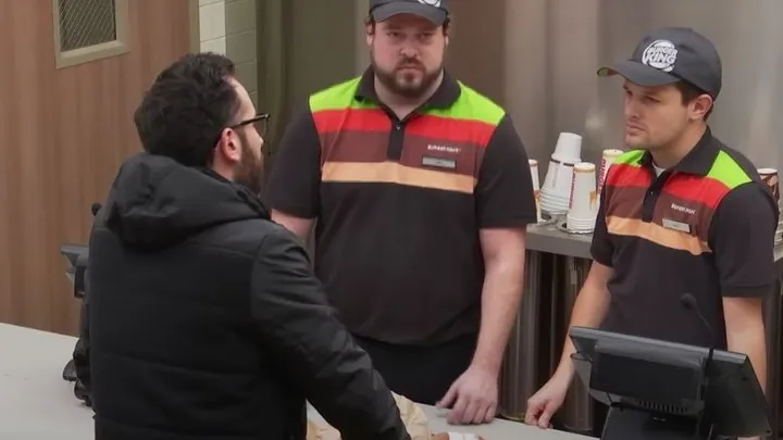 Adolescentes praticam bullying contra garoto no Burger King e não percebem o homem no banco