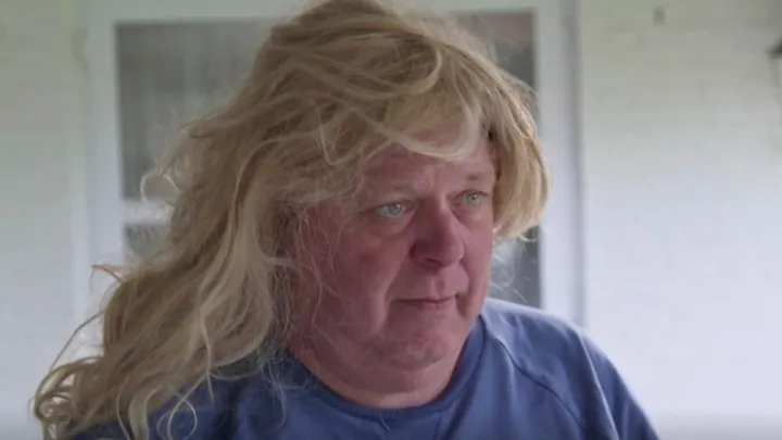 Kijkers gieren het uit om Peter Gillis met lange blonde lokken