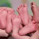 La donna pensa di avere i calcoli renali, ma si scopre che è incinta di tre gemelli