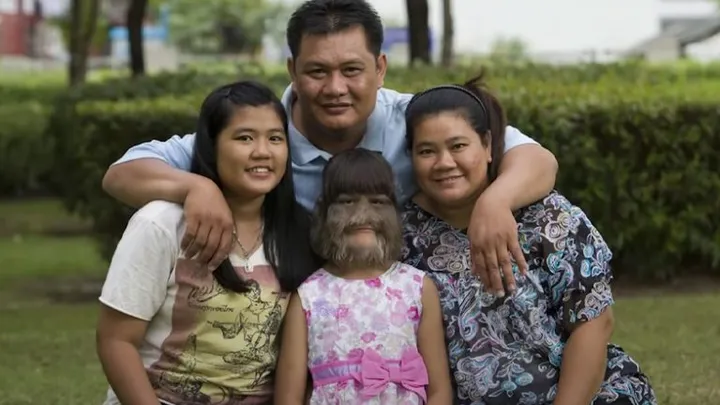 The Hairiest Girl In the World Shaves Her Face For The First Time
