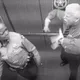 Oups ! Ce policier n’avait aucune idée qu’une caméra cachée le surveillait.