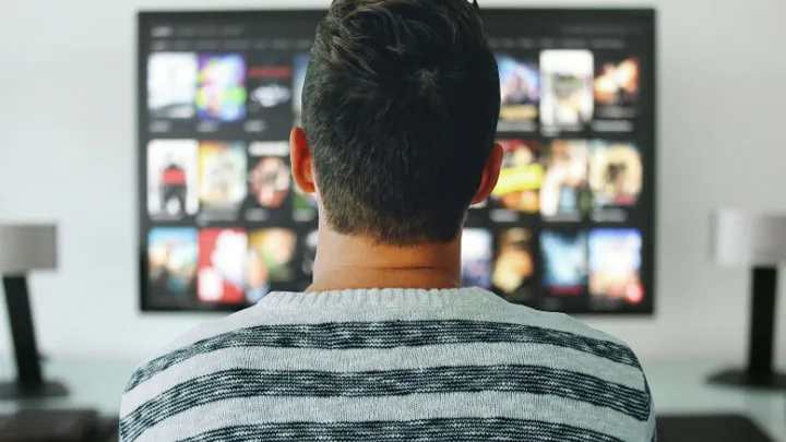 Tiener kijkt 's nachts stiekem naar Netflix en redt gezin