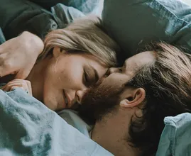 O que sua posição de dormir com seu parceiro diz sobre seu relacionamento
