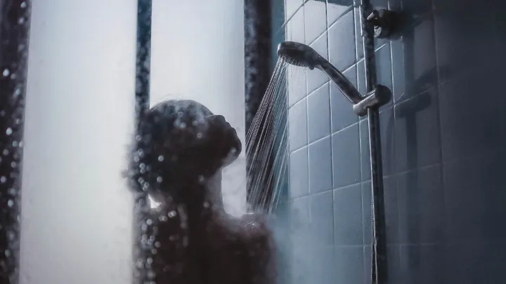 3 gewoontes onder de douche waar je per direct mee moet stoppen