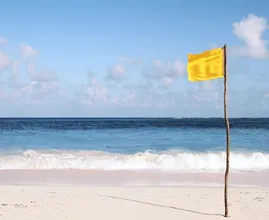 Dit betekenen de kleuren van de vlaggen op het strand