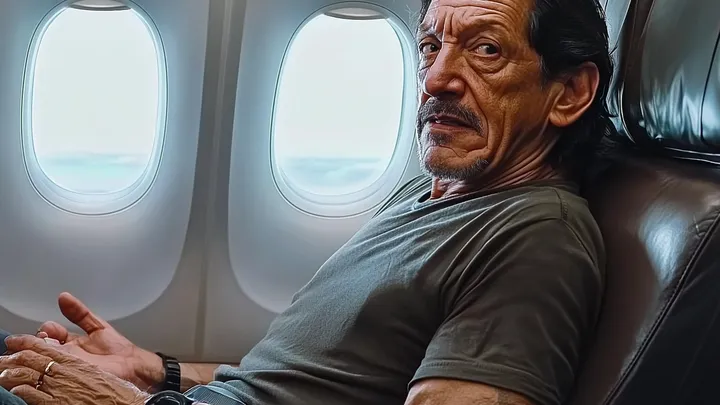 A comissária de bordo vê seu pai no avião - o que ela descobre em seguida a deixa perplexa!