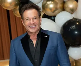 Gerard Joling gaat meteen de mist in nadat hij zegt ‘niet meer alles te willen roepen’ op tv