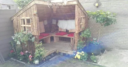 Vanuit huis kijken zij op een waanzinnig mooi speelhuis in de tuin. Deze vader heeft zeker 2 rechterhanden!