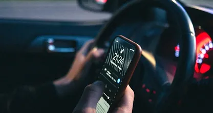 Appen achter het stuur: 'Politie zet camera in die smartphone herkent'