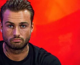 Dave Roelvink krijgt klappen bij verboden demonstratie Museumplein 