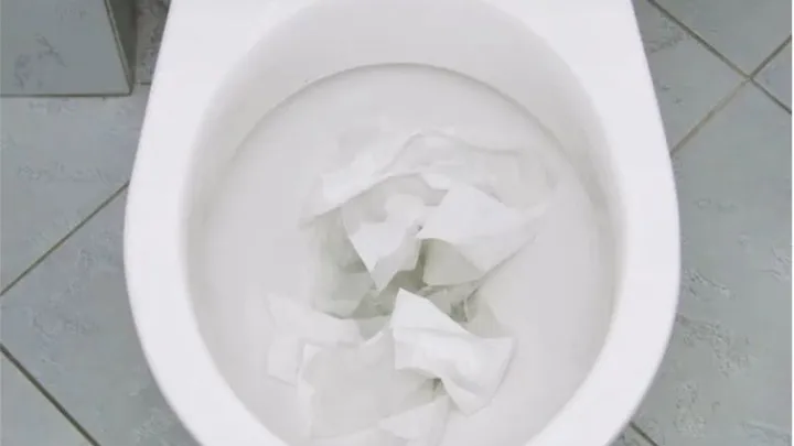 Voici une excellente raison de mettre du liquide vaisselle dans vos toilettes !