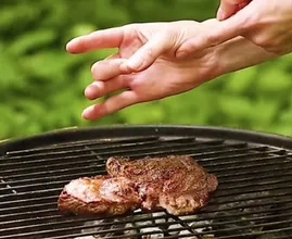 Ein kurzer Druck auf den Handballen verrät dir sofort wie gar dein Steak ist!