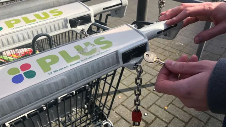 Met deze fantastische truc heb je nooit meer een muntje voor je winkelwagentje nodig!