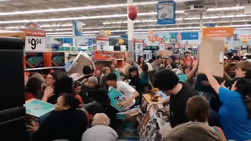 Oude vrouw wordt vertrapt terwijl ze een cadeau voor haar kleinzoon probeert te kopen op Black Friday