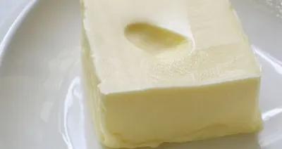 Vergessen die Butter aus dem Kühlschrank zu holen? Mit diesem Tipp ist deine Butter innerhalb von Sekunden auf Zimmertemperatur!