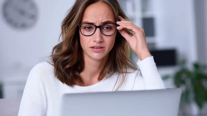 "Senhora, esses gêmeos não vão embora", disse a mulher sem-teto do lado de fora do orfanato - e tudo mudou