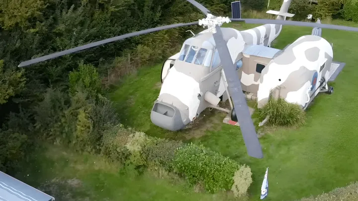 Questa famiglia vive in elicottero! Visitate la loro sbalorditiva conversione di casa in aereo!
