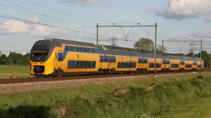 Afschuwelijk: een dode bij botsing tussen trein en lesauto