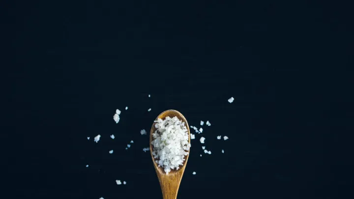 Deze 7 symptomen wijzen erop dat je te veel zout eet