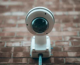 Una madre mette una telecamera nella stanza di sua figlia e quello che vede è scioccante