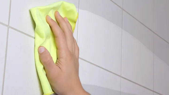 Así es como las baldosas y las juntas en el baño se limpian más rápido