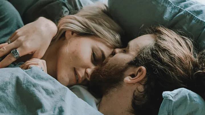 O que sua posição de dormir com seu parceiro diz sobre seu relacionamento