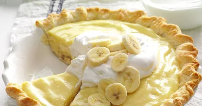 Diese sanfte, cremige Bananentorte ist im Handumdrehen fertig. Du wirst nichts anderes mehr backen wollen!