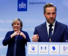 Awkward: De Jonge werd tijdens persconferentie twee keer gebeld, maar door wie?