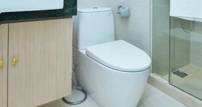 Waarom blijft een toilet doorlopen? Het kan liggen aan de stortbak