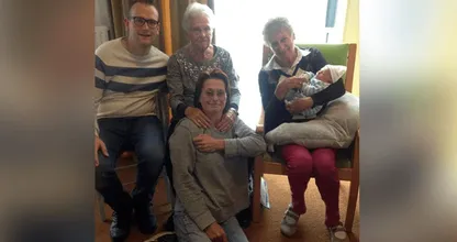 Wauw, dit is wel een heel bijzondere foto: Rotterdamse familie viert de komst van vijfde generatie!