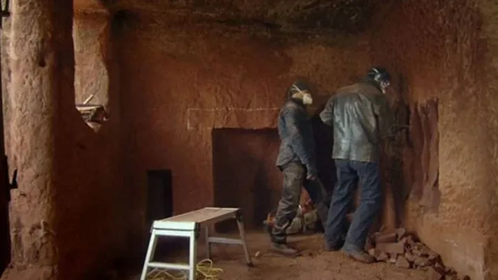 Il a acheté une vieille cave de 700 ans et vous serez surpris de ce qu’il en a fait ! C’est incroyable !