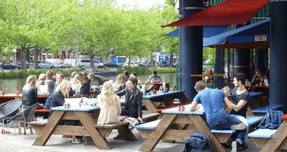 Serveerster schrijft open brief aan klant die foto maakte onder haar rokje