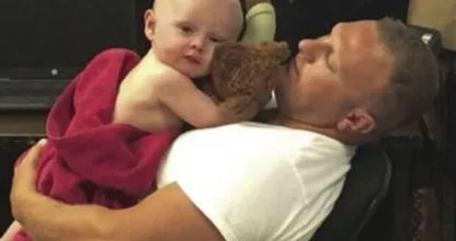 Wat een helden deze agenten: ze redden baby van dronken moeder! Kijk eens wat ze doen!