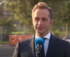 Hugo de Jonge geeft toe: 'We hadden eerder kunnen vaccineren'