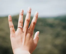 Loopt er een rood lijntje in de lengte over je nagel? Dit betekent het