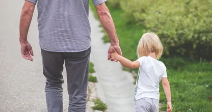 Brits stel krijgt kleinkind van hun overleden zoon met behulp van een draagmoeder