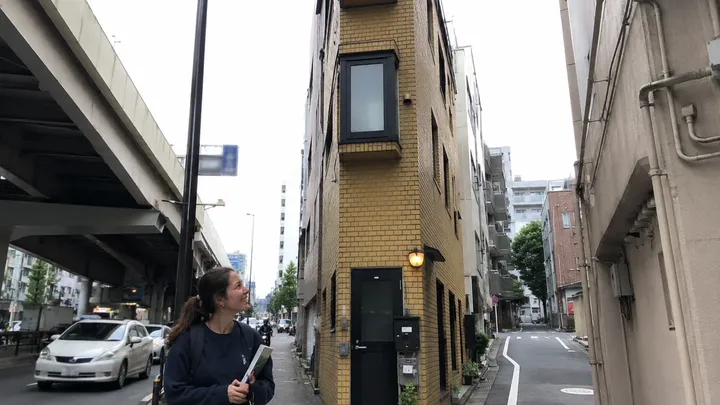 Estudante vive no menor apartamento do Japão, que custa US$ 300 por mês - e nunca vimos nada parecido!