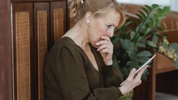 Woman discovers unpleasant surprise on family photo, immediately files for divorce