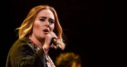 Adele verbaast volgers met spraakmakende bikinifoto