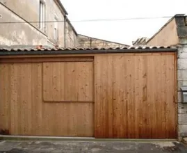 Je denkt dat het een gewone garage is, maar wacht tot je de binnenkant ziet!