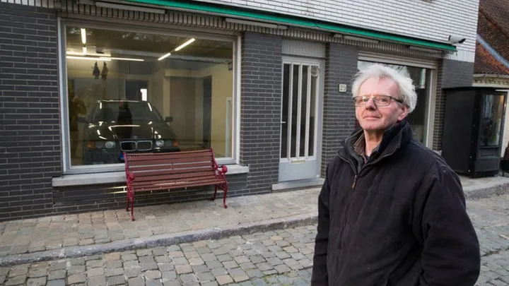 Deze Belg is zo dom nog niet! Van de gemeente kreeg hij geen vergunning voor een garage. Wat hij toen zelf deed is geniaal!