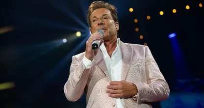 Gerard Joling met longontsteking in het ziekenhuis: ‘De pijn is niet normaal’