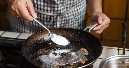 Cleaning burnt pots or pans? With this trick it won’t take long at all! Super practical!