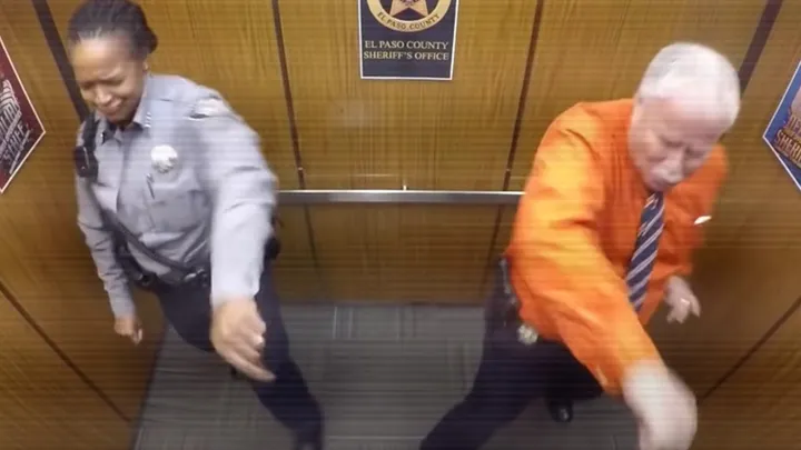 ¡Uy! Este policía no tenía ni idea de que una cámara oculta lo estaba vigilando.