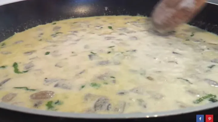 Rezept: cremige, kohlenhydratarme Champignonsuppe mit nur 6 Zutaten.