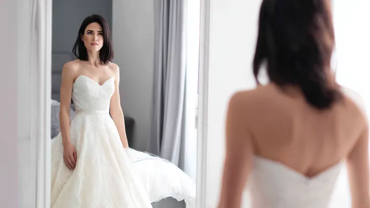 Sua mãe usou um vestido de noiva em seu casamento - a reação do noivo a deixou atônita