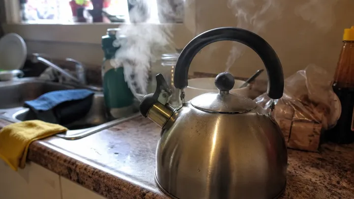 Dieser Trick mit kochendem Wasser entfernt Dellen im Auto wie von Zauberhand - sehen Sie, wie Sie Geld und Mühe sparen können