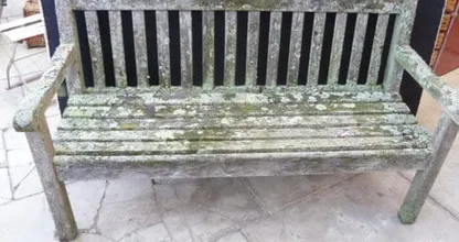 So entfernst du mit nur wenigen Schritten den grünen Schimmel deiner Gartenmöbel!