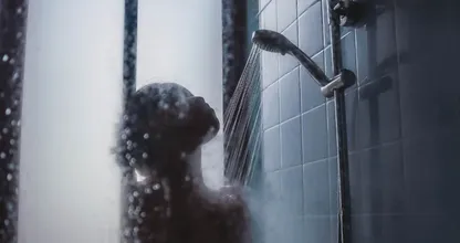 3 gewoontes onder de douche waar je per direct mee moet stoppen